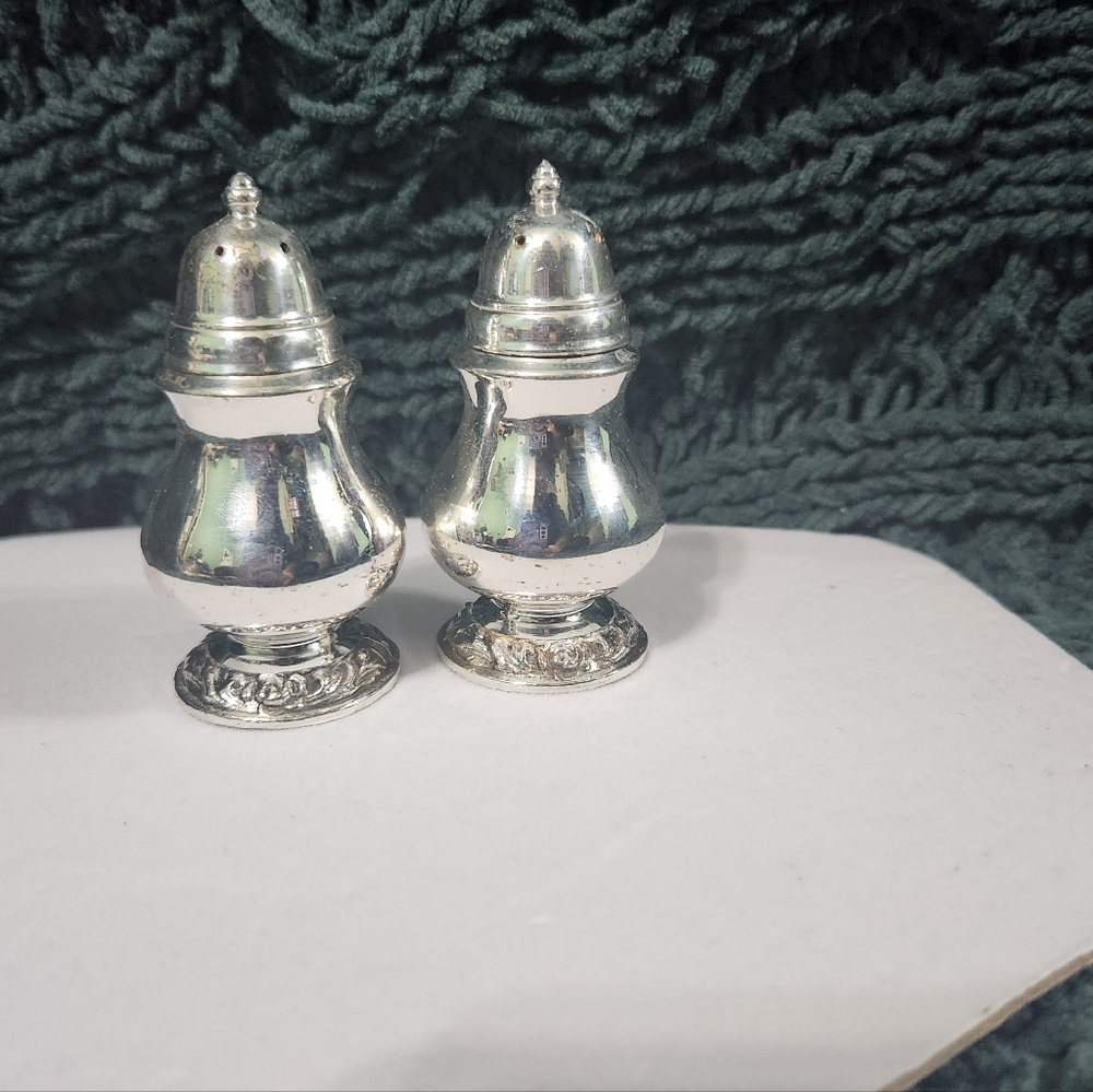 Vintage Oneida Ltd. 51 Silver Mini Salt And Pepper Shakers